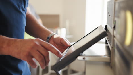 profesional médico que utiliza un dispositivo médico con pantalla táctil