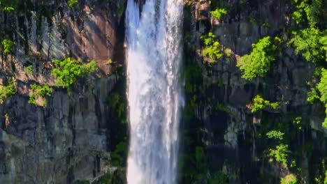 un primer plano de una cascada en nachi, japón