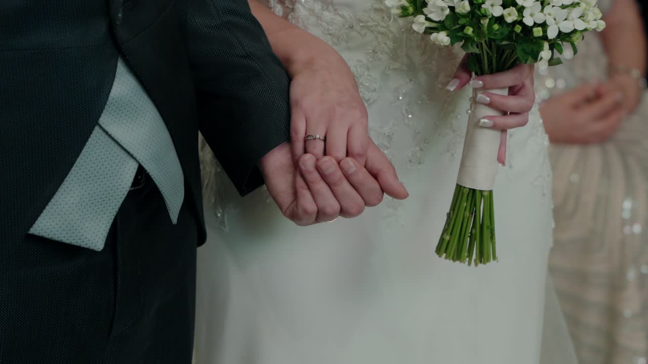 결혼 부부의 손, 꽃줄, 우아한 의상