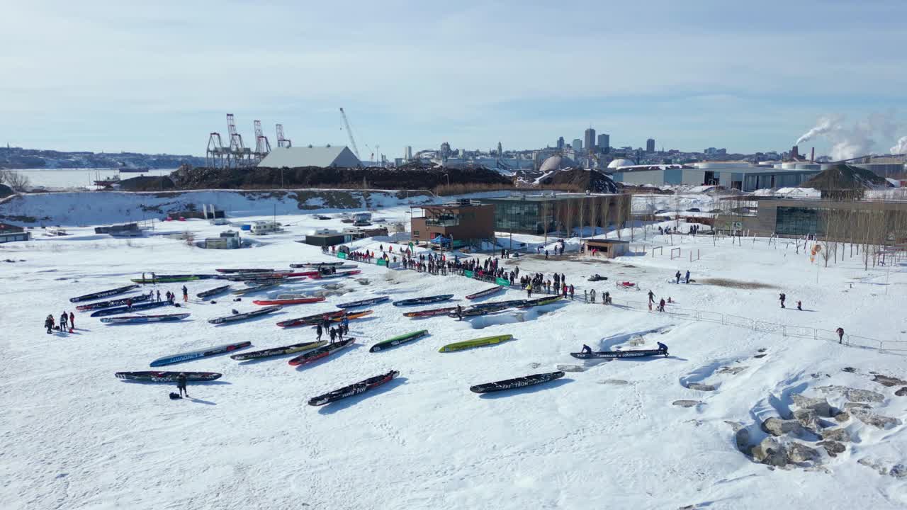 무인 항공기보기 오른쪽 회전, 카누 경주를 준비하는 사람들