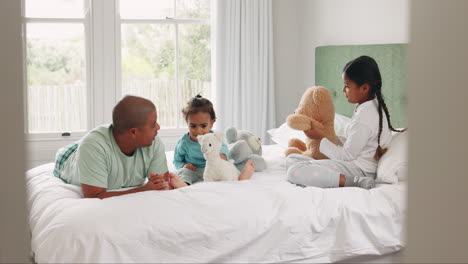 Padre,-Hijos-Y-Cama-Con-Osito-De-Peluche