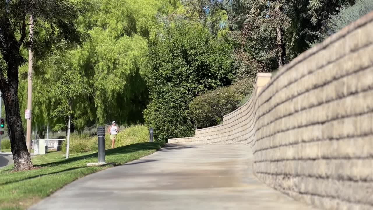 산타 클라라의 포장 도로에서 멀리 조깅하는 여성 주자