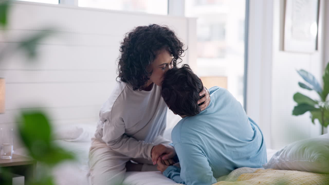 Mani che si tengono, bacio e coppia su un letto