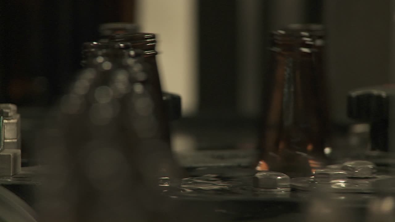 병입 공장에서 컨베이어 벨트를 따라 병 지퍼 5