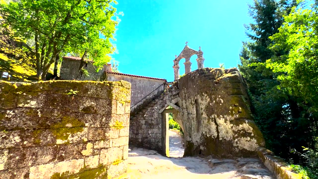 Ingresso in pietra e campanile a vela a San Pedro de Rocas a Esgos, Ourense, Galizia, Spagna