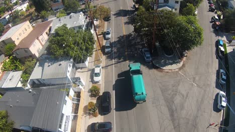 camión de basura recogiendo basura en las calles de la ciudad - aérea