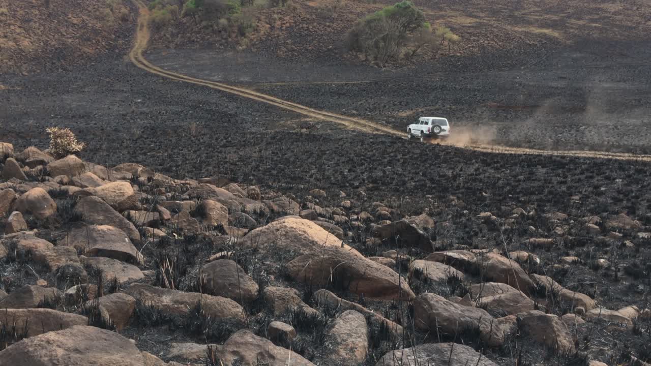 멀리서 비포장도로를 달리는 외로운 트럭