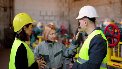 blonde technician explaining issues to the engineers