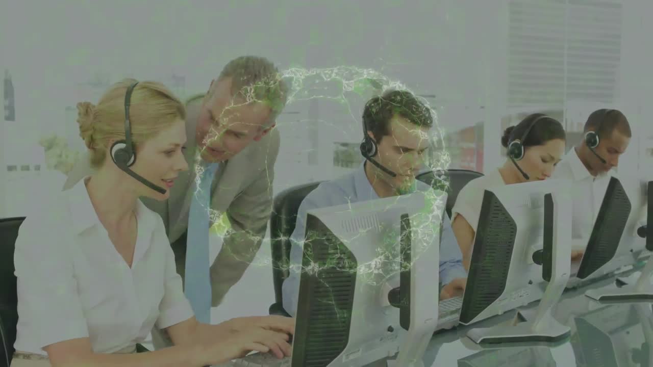 사무실에서 일하는 휴대폰 헤드 ⁇ 을 착용한 고객관리 임원 팀에 대항하는 인간 두뇌