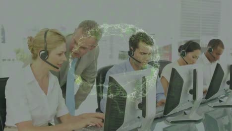 cerebro humano contra un equipo de ejecutivos de atención al cliente que usan auriculares de teléfono trabajando en la oficina