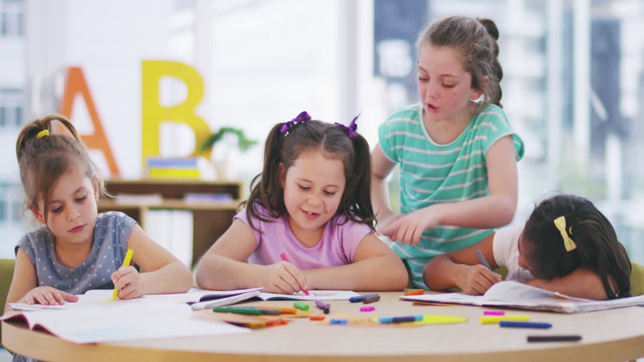 ayudándose unos a otros en clase