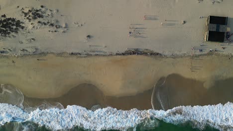vista aérea de la playa de bacocho: una vista desde un avión no tripulado del santuario de tortugas, puerto escondio, oaxaca