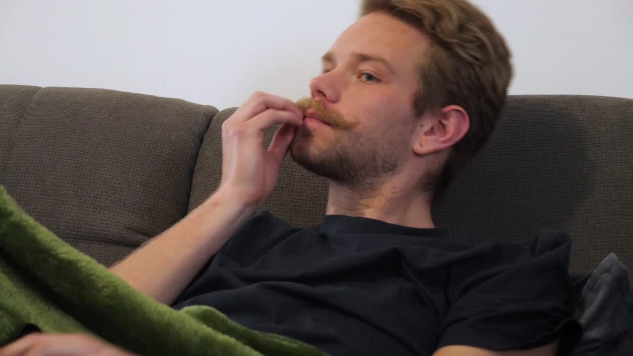 여기 멋진 콧수염을 가진 금발의 남자가 있습니다.