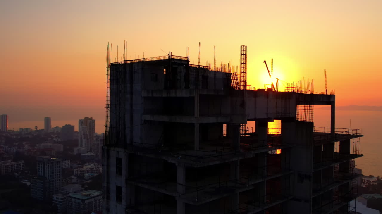 Orbita attorno alla sommità di un edificio abbandonato al tramonto a Pattaya, Thailandia