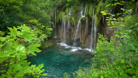 Cascada-En-Los-Lagos-De-Plitvice,-Croacia.