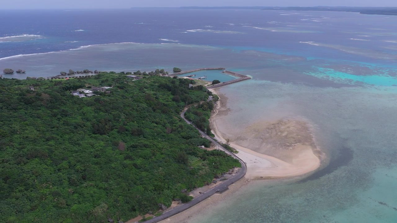 Filmato aereo orizzontale con carrello a sinistra e panoramica a destra sopra l'isola di Ogami, le rocce di Kigan e il banco di sabbia e la laguna turchese circostanti a Miyako, Okinawa, Giappone