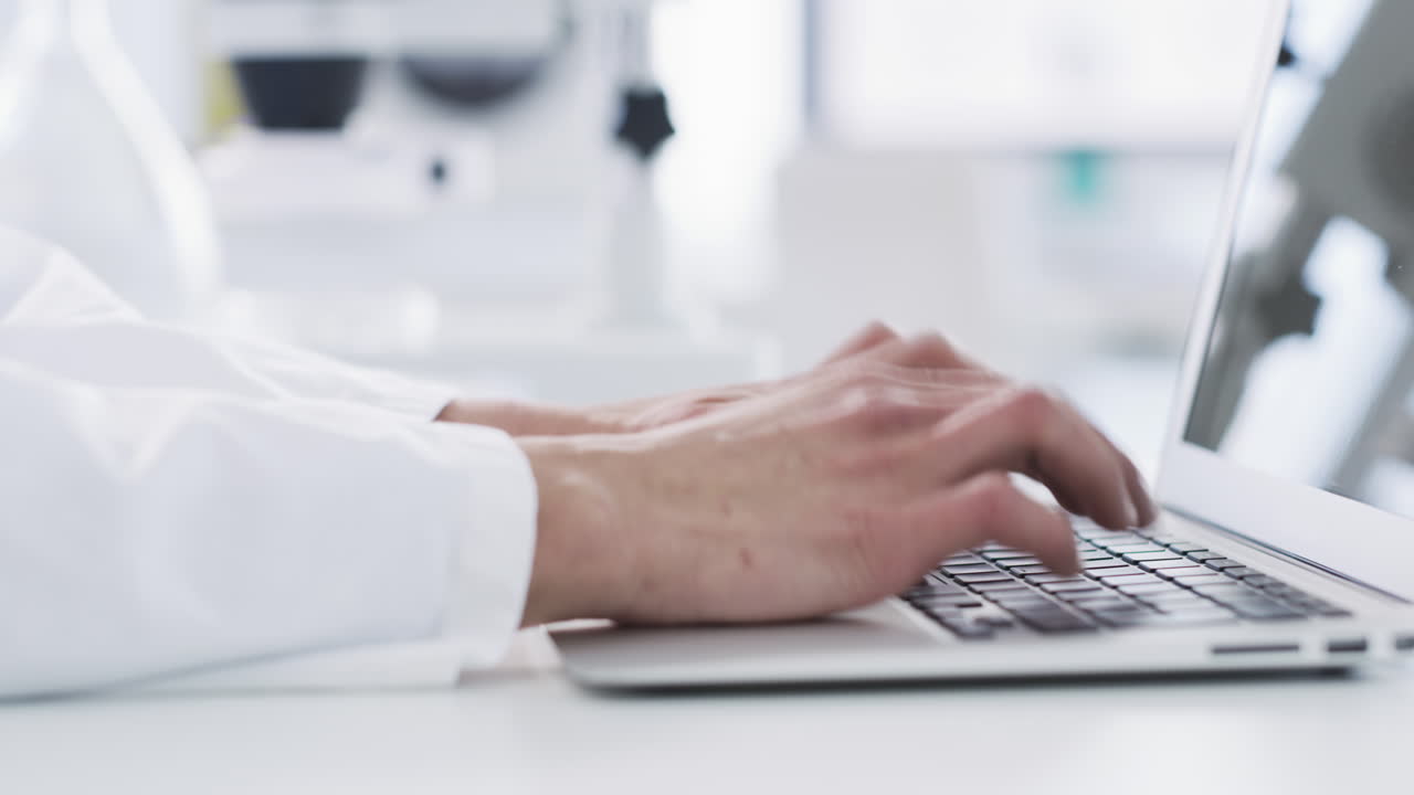 científico trabajando en una computadora portátil en un laboratorio