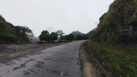 La-Carretera-Brumosa-De-La-Cueva-Del-Hospital-De-La-Isla-Cát-Bà-Es-La-Más-Grande-De-Las-367-Islas-De-Vietnam-Por-La-Mañana