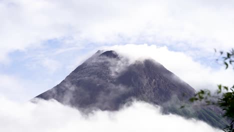 timelapse, primer plano del pico del monte merapi en yogyakarta indonesia que está cubierto de nubes