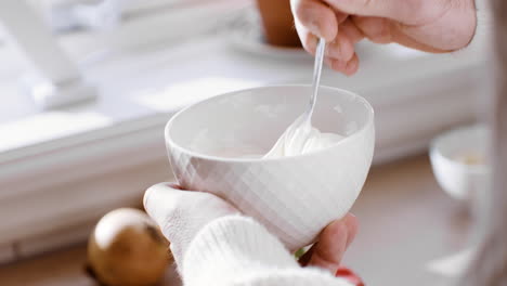 primer plano de un hombre cocinero chef cocinando un tazón para revolver con crema batida crema agria y leche de cebolla haciendo salsa para el plato de comida invitados a la fiesta preparando pensando lentamente verano papá desayuno cena comer