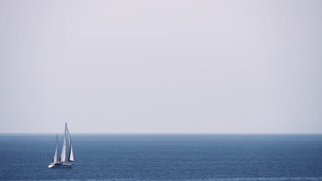 Szene-Mit-Himmel,-Meer-Und-Segelyacht