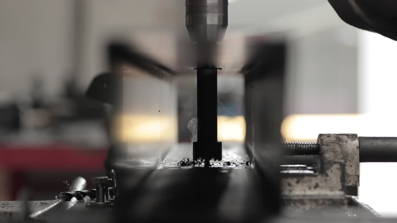 두꺼운 금속을 정확하게 기 위해 사용되는 공장 기계