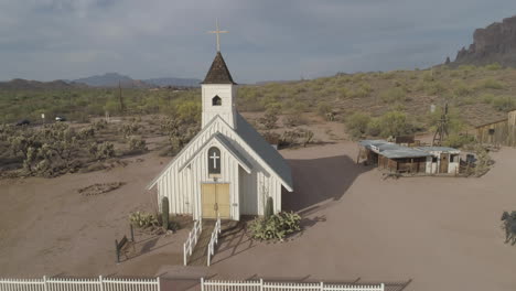 antena - antigua capilla blanca en el desierto