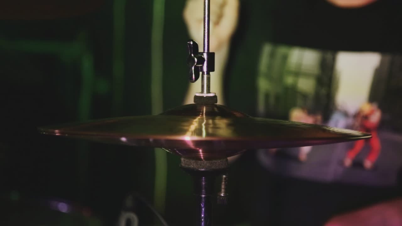 vista más cercana y un poco más alta de una filmación de jugando con crymbal
