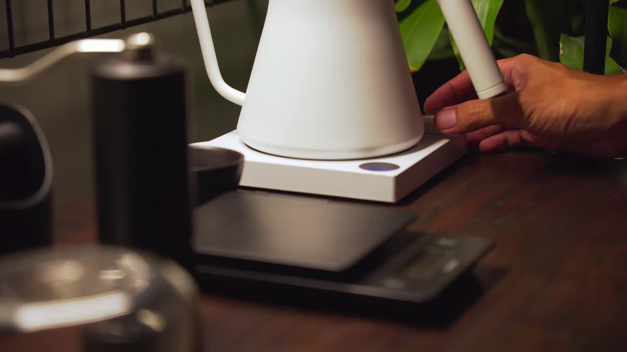 바리스타는 비를 바닥에 놓고 커피를 만드는 데 정확한 온도를 설정합니다.