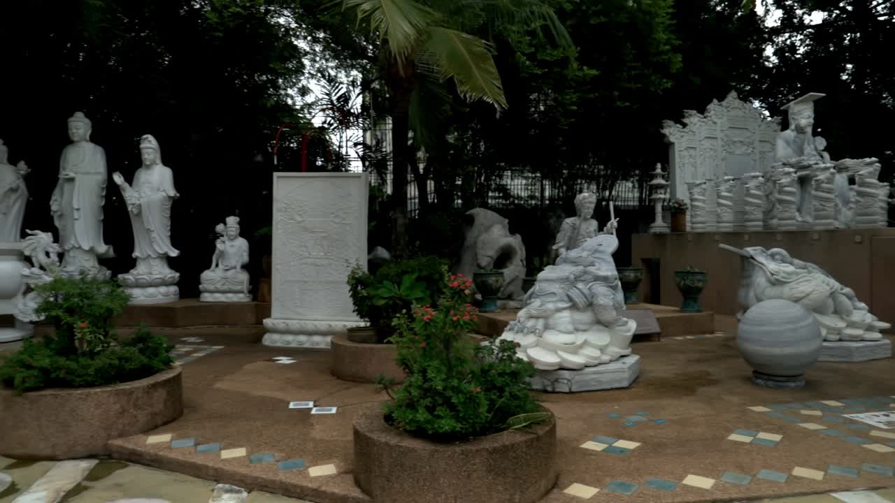 mirando la estatua en el templo chiness en bangkok.