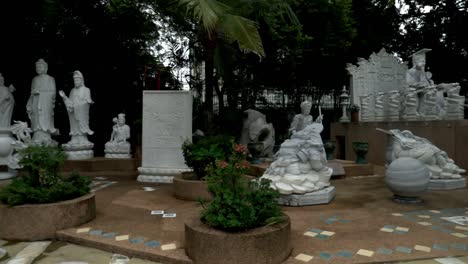 Mirando-La-Estatua-En-El-Templo-Chiness-En-Bangkok