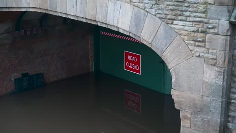 carretera cerrada debido a las inundaciones dentro de york, reino unido