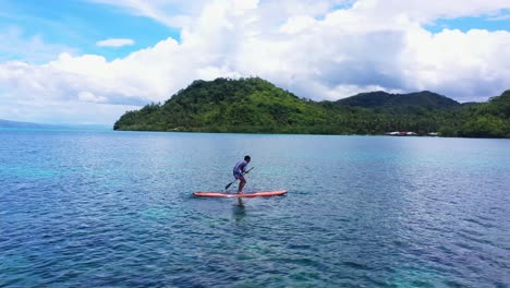 standup-paddleboarding im tagbak marine park in liloan, leyte, philippinen