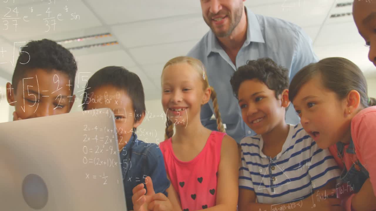 animación de fórmulas matemáticas sobre diversos alumnos y maestros varones aprendiendo en la escuela