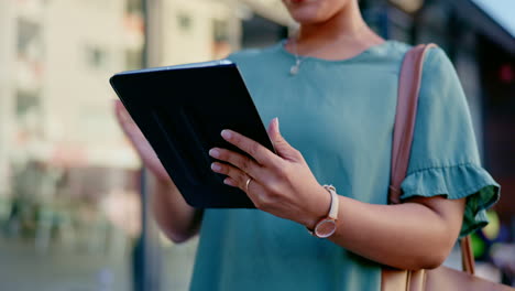 tableta, calle y manos de mujer escribiendo web