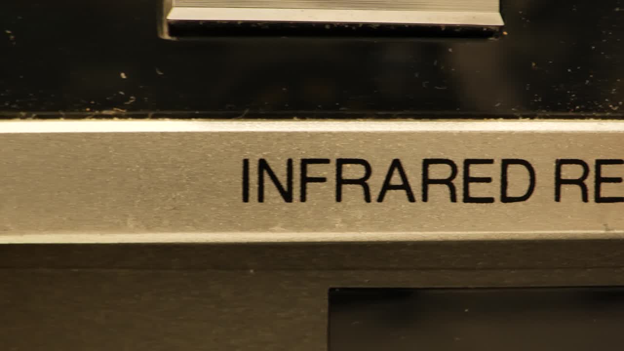 적외선 원격 및 테이프 선택이라고 말하는 vcr 모자의 일부 기능을 가로지르는 오래된 골동품 또는 빈티지 vcr 트럭의 버튼을 극단적으로 닫습니다.