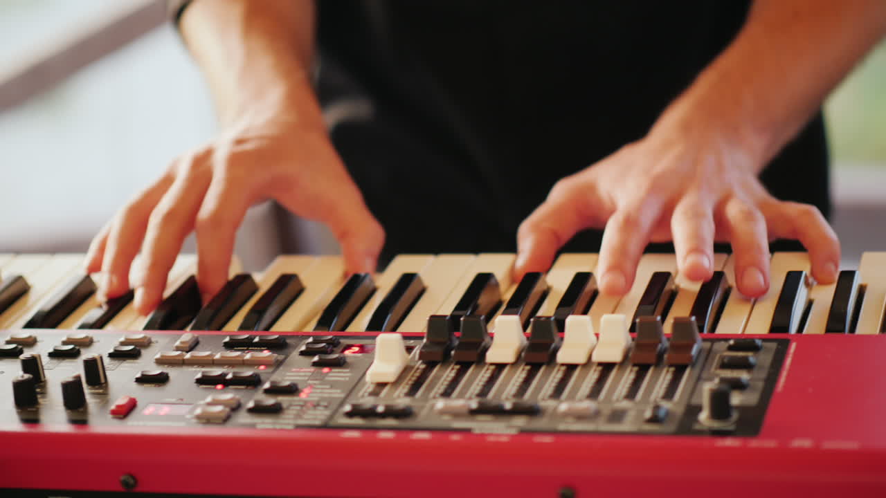 전문 음악가가 신디사이저를 연주하고 손가락으로 키 hd 비디오를 누릅니다.
