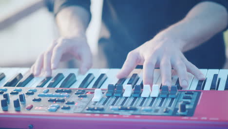 een professionele muzikant speelt de synthesizer, zijn vingers drukken op de toetsen hd-video