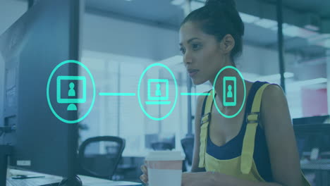 animación de procesamiento de datos estadísticos contra mujeres biraciales usando una computadora en la oficina