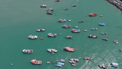 Vista-Aérea-De-Barcos-Pesqueros-Amarrados-En-El-Puerto-De-San-Antonio-En-Chile.