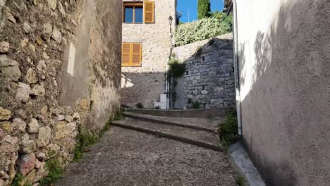 Pueblo-De-Piedra-Provenzal-Francés-En-La-Cima-De-Una-Colina,-Paseo-En-Fayence-Con-Escaleras-Y-Casas-De-Piedra-Cubiertas-De-Hiedra