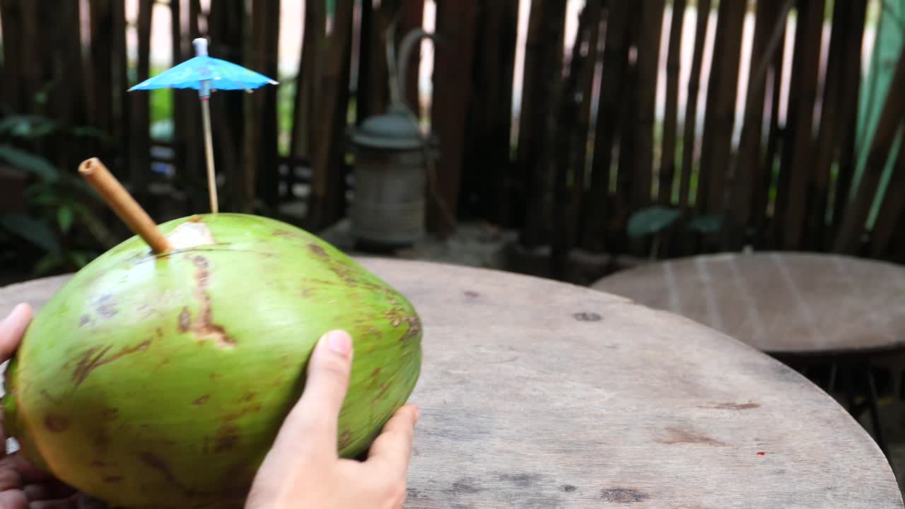 agua de coco refrescante en un día de verano