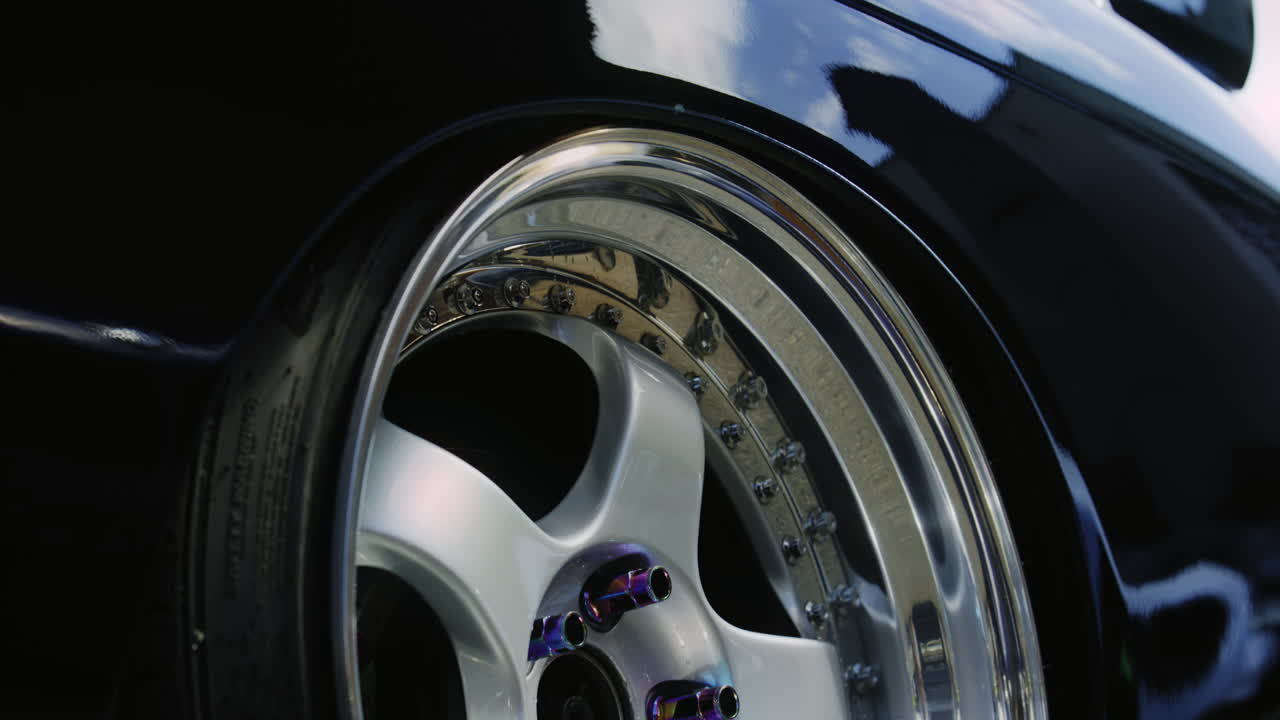 en el centro de la atención se encuentra una rueda perfectamente pulida, su diseño intrincado y su profundo tono de obsidiana que exuda un aura de sofisticación y poder