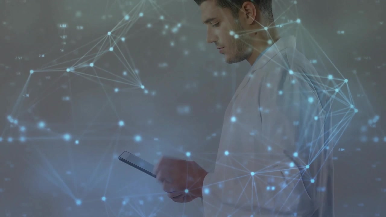 Animazione di una rete di connessioni sovrapposta a un medico maschio caucasico che usa un tablet.
