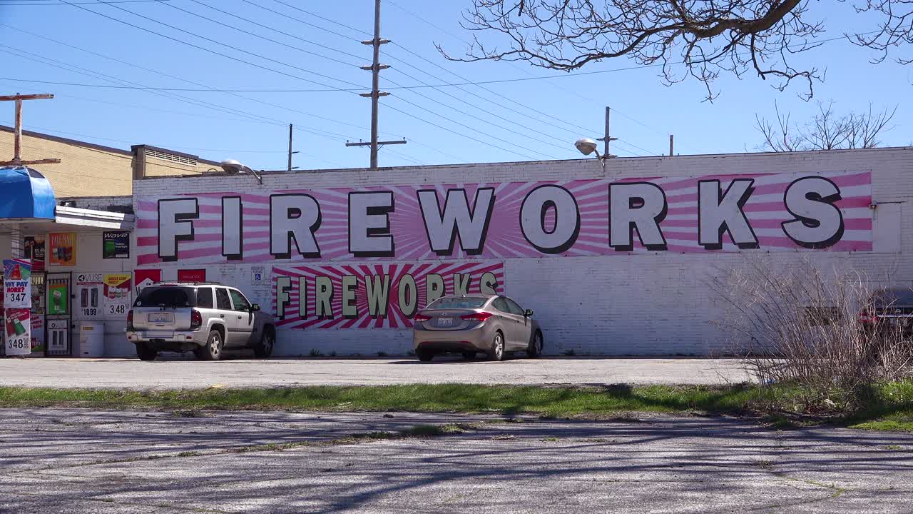 plano exterior de establecimiento de una tienda de fuegos artificiales