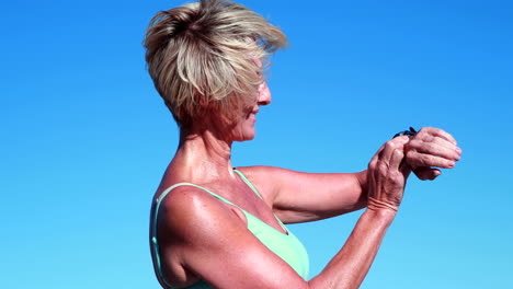 Mujer-Mayor-En-Forma-Haciendo-Una-Pausa-En-Su-Carrera-Para-Comprobar-Su-Ritmo-Cardíaco