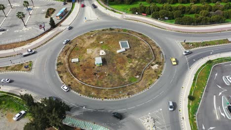 vista de pájaro de un pequeño círculo de tráfico en la ciudad