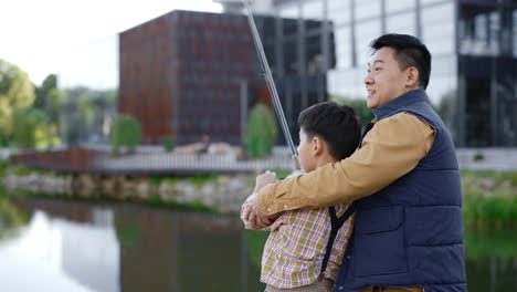 padre e hijo pescando