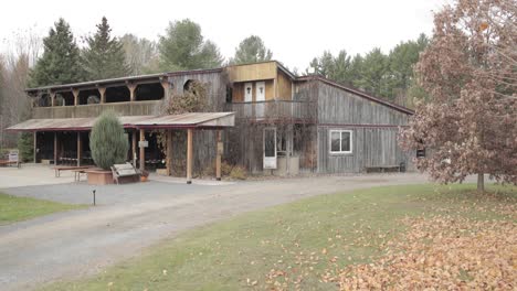 ceremonia de boda rústica y lugar para eventos en el rancho bean town cerca de ottawa