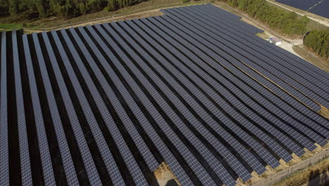 Reihen-Von-Sonnenkollektoren-Im-Solarpark-In-Portugal---Stromquelle